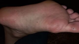 Worshipping her dusty feet - porn video