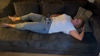 Selbstbefriedigung masturbieren Jeans auf dem Sofa multiple Orgasmen komme zweimal klitoris reiben - porn video