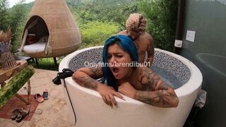 Sexo en el jacuzzy con un desconocido - porn video